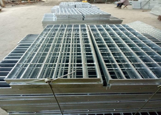 चीन एएसटीएम क्यू 235 एसएस 304 धातु सीढ़ी के ट्रेस, 25 एक्स 3 स्टेनलेस स्टील सीढ़ी चलाना आपूर्तिकर्ता