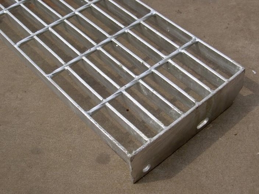 चीन टी 4 टी 5 जस्ती स्टील सीढ़ी उद्योग मंजिल के लिए चेकर प्लेट के साथ चलाता है आपूर्तिकर्ता