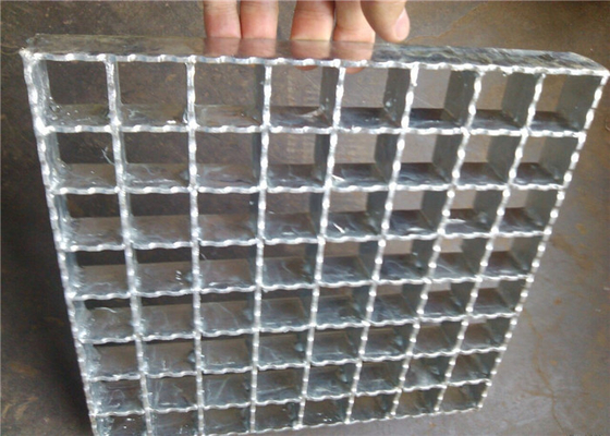 चीन गरम लुढ़का सीरेटेड स्टील झंकार जस्ती सतह हल्की वजन आपूर्तिकर्ता
