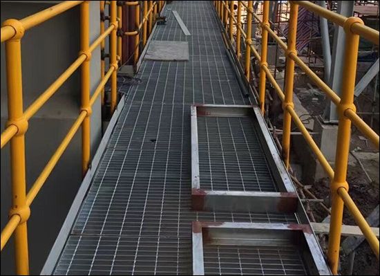 Custom Hot DIP Galvanized Steel Grating with 30mm 40mm 60mm Pitch Bearing Bars for Trench Drain and Ground Walkway