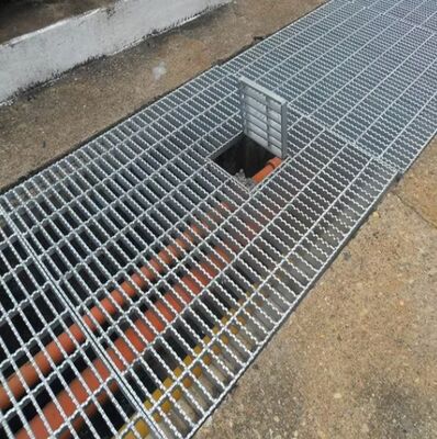 प्लेटफ़ॉर्म जल निकासी और खाई कवर के लिए 20x3 बेयरिंग बार के साथ दांतेदार जस्ती स्टील ग्रेटिंग