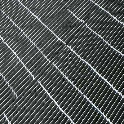 औद्योगिक उपयोग के लिए एंटी-संक्षारण गुणों और अनुकूलन योग्य डिज़ाइनों के साथ हॉट डिप गैल्वेनाइज्ड स्टील ग्रेटिंग प्लेटफ़ॉर्म