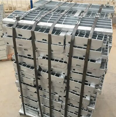 औद्योगिक उपयोग के लिए एंटी स्लिप नोजिंग और अनुकूलन योग्य आकारों के साथ हॉट डिप गैल्वेनाइज्ड स्टील सीढ़ी के पायदान