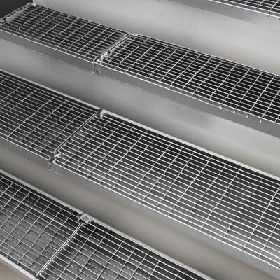 औद्योगिक उपयोग के लिए एंटी स्लिप नोजिंग और अनुकूलन योग्य आकारों के साथ हॉट डिप गैल्वेनाइज्ड स्टील सीढ़ी के पायदान