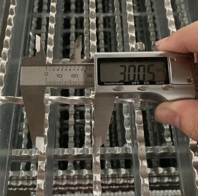 टिकाऊ पैदल मार्गों और प्लेटफार्मों के लिए 25x5 मिमी लेयरिंग बार के साथ दागदार जस्ती स्टील ग्रिटिंग