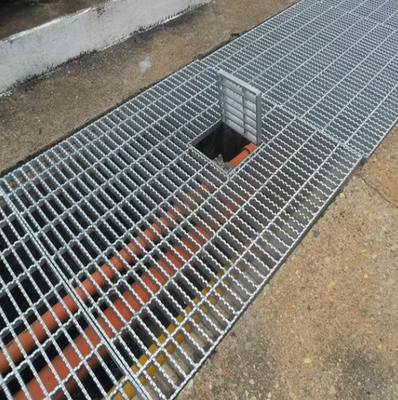 Hot-Dip Galvanized Heavy Duty Steel Grating with Serrated Surface for Industrial Applications
