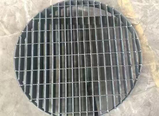 संक्षारण प्रतिरोधी ट्रेंच कवर और जल निकासी के लिए 30 मिमी बियरिंग बार पिच के साथ स्टेनलेस स्टील 304/316 ग्रेटिंग